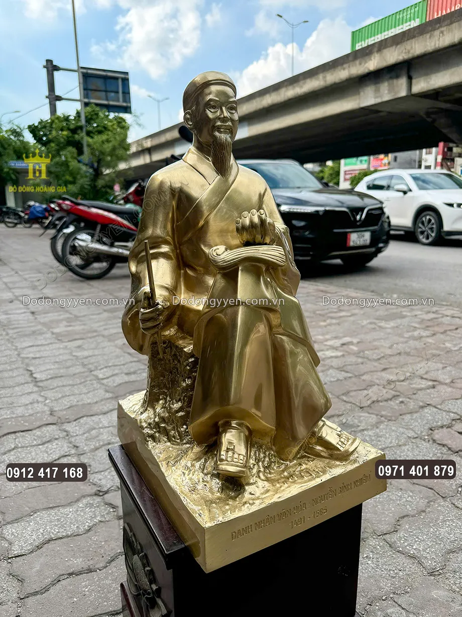 Hình ảnh nhìn nghiêng của bức tượng đồng
